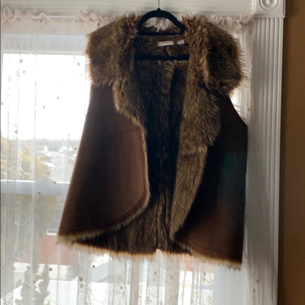Brown suede like vest with faux fur lining